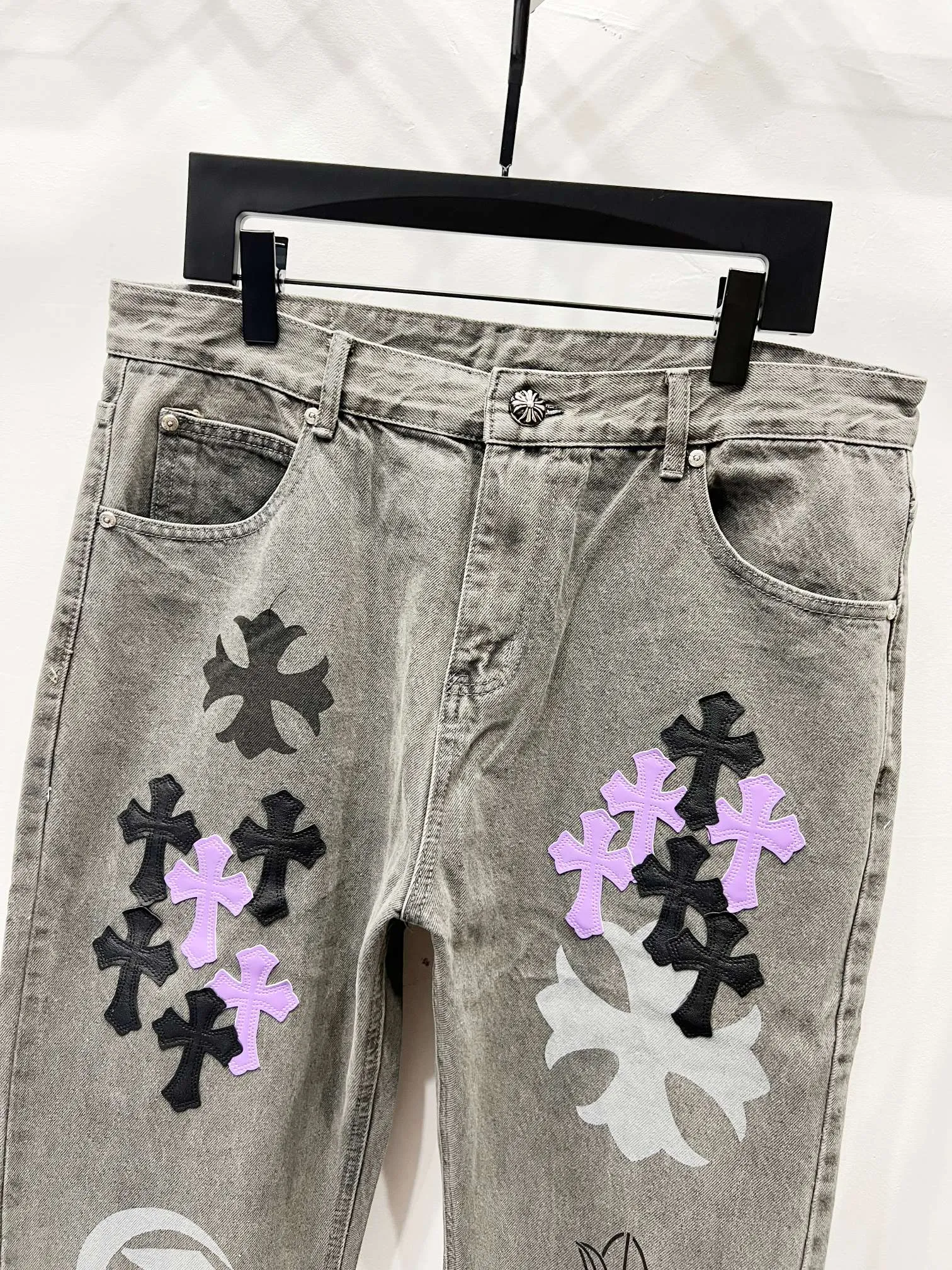 P260 Style Number: (K580) Chrome Hearts & Chrome Hearts 2025 New Heavy Industry Black Purple Cross Pastel Couple's Style Washed Jeans. Styles with different wash textures are very friendly to people with thin legs and thick legs. The straight version is very flattering to the leg shape. The moderate length will never go out of style. It is easy to match casually. It is the basic styling foundation for various styles. It is a must-have in the wardrobe! The fabric is stiff but also makes the upper body soft without losing texture. The washing process is even more perfect. It is a must-have item for everyone! ! ! Washed wheat, hang tag, pants label, three labels complete Size: 30-32-34-36 Color: gray